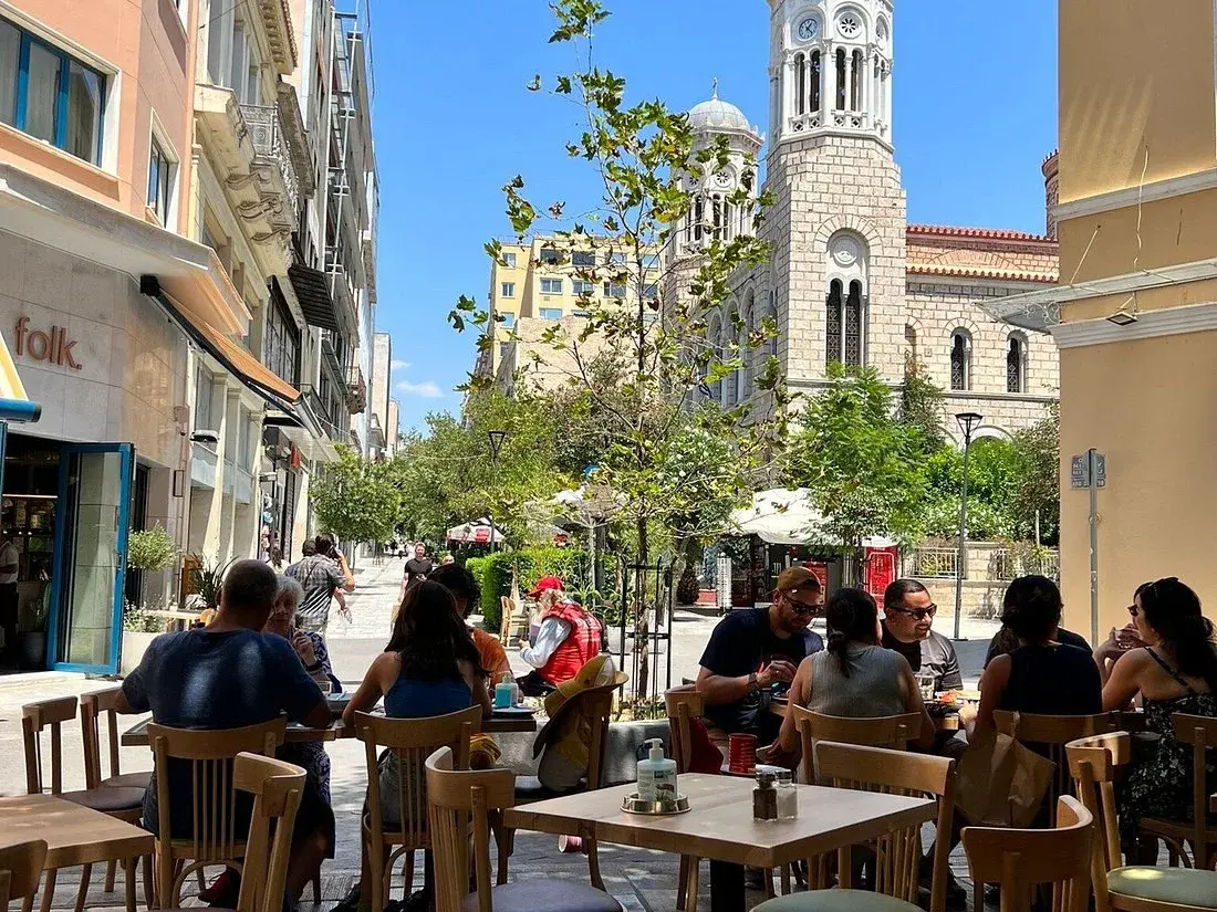 Πιάτα στο τραπέζι της Αιολικής Οδού στο κέντρο της Αθήνας