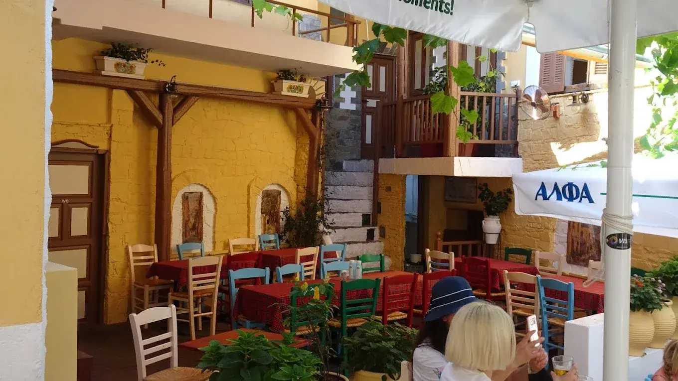 Μέσα στην παραδοσιακή τραπεζαρία του Anafiotika