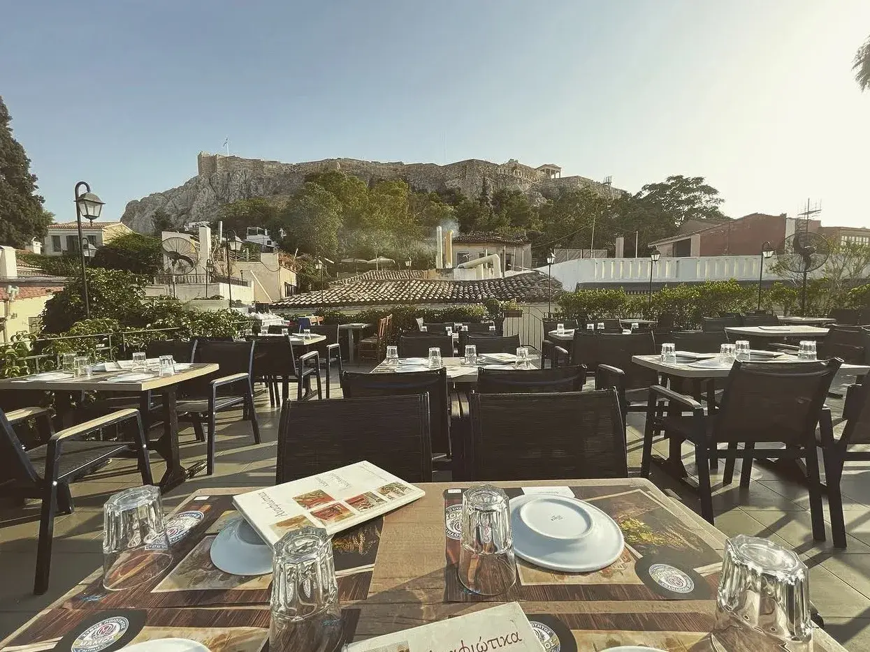Η βεράντα του Anafiotika café-restaurant στην Πλάκα