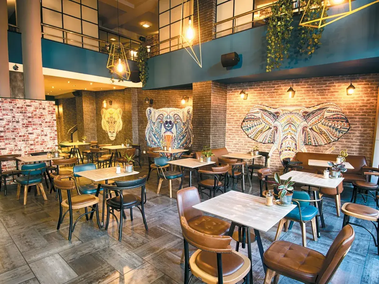 Οι τοιχογραφίες μέσα στο Bluehaus café bar στα Εξάρχεια
