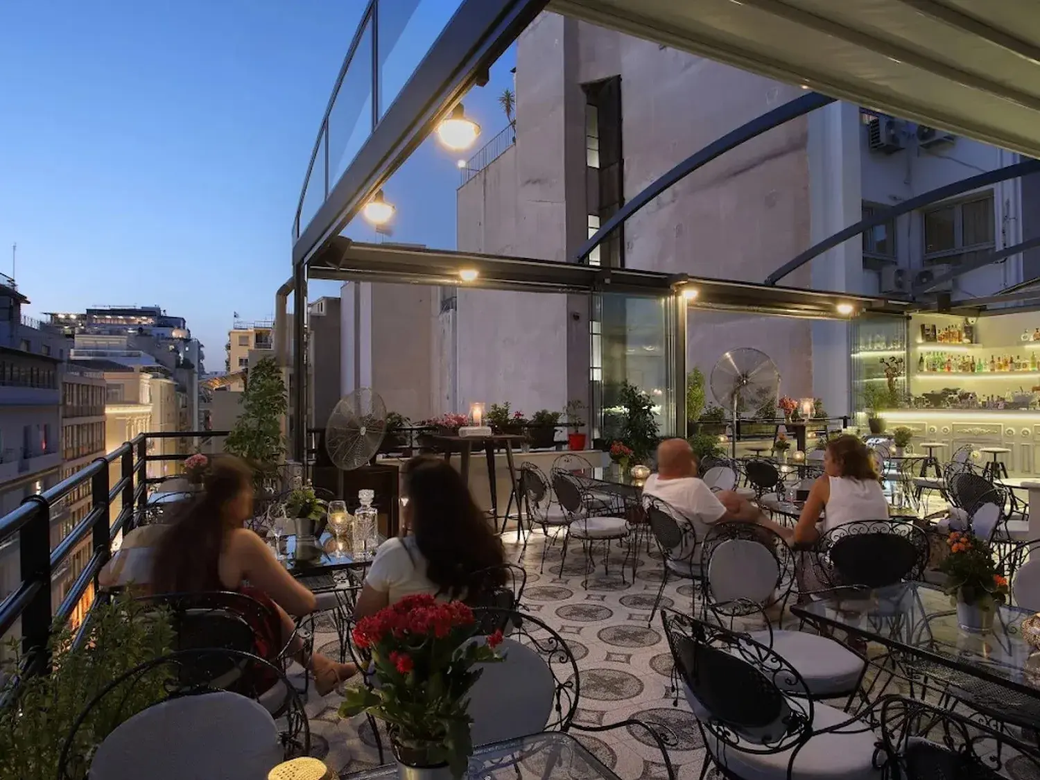 Η βεράντα του V1935 Roof Garden πάνω από την Αθήνα