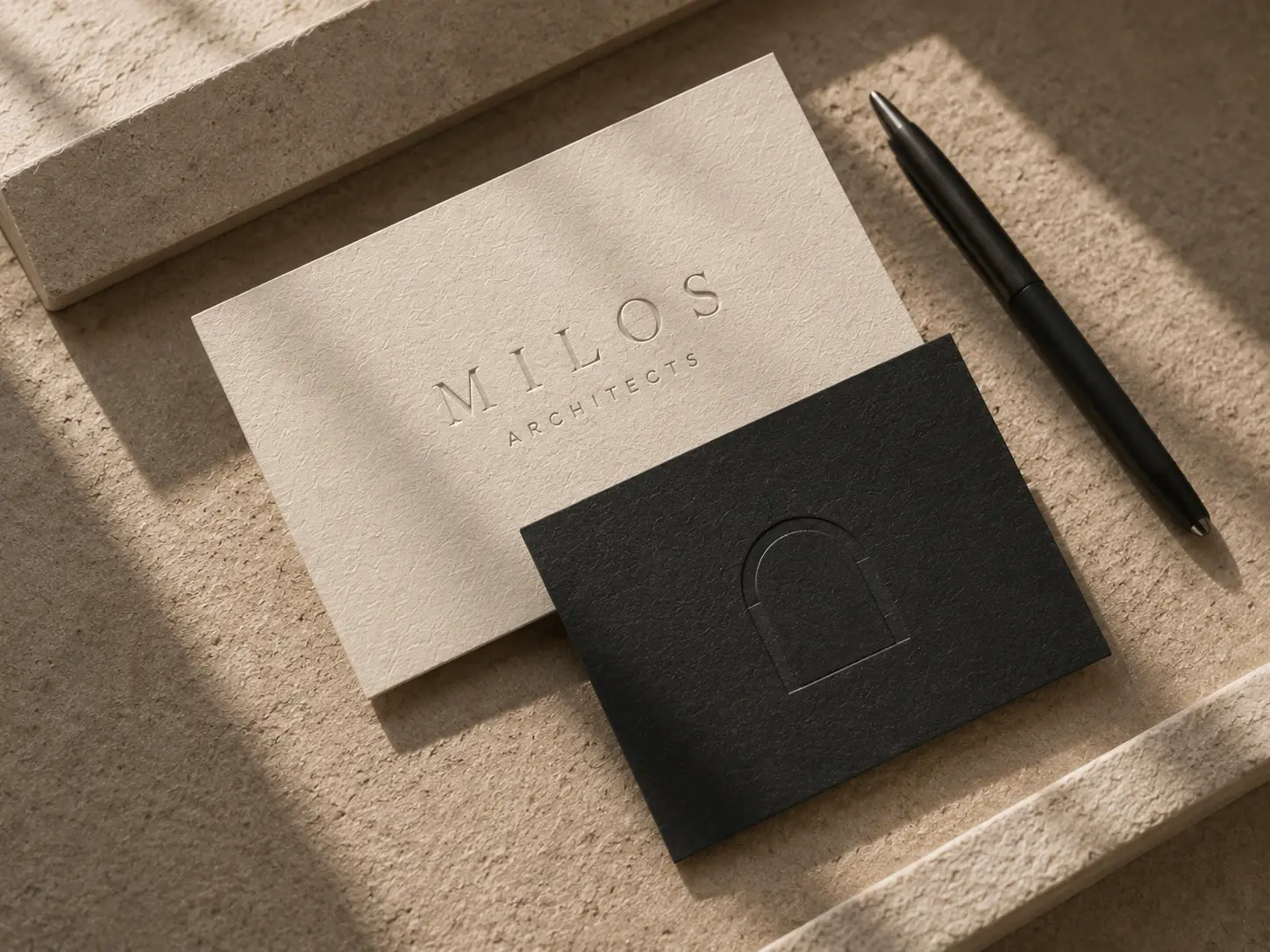 Ανάγλυφες επαγγελματικές κάρτες και brand book σε υφασμάτινη επιφάνεια
